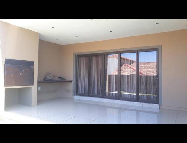 5 BEDROOM HOUSE FOR SALE IN PROTEA RIDGE
